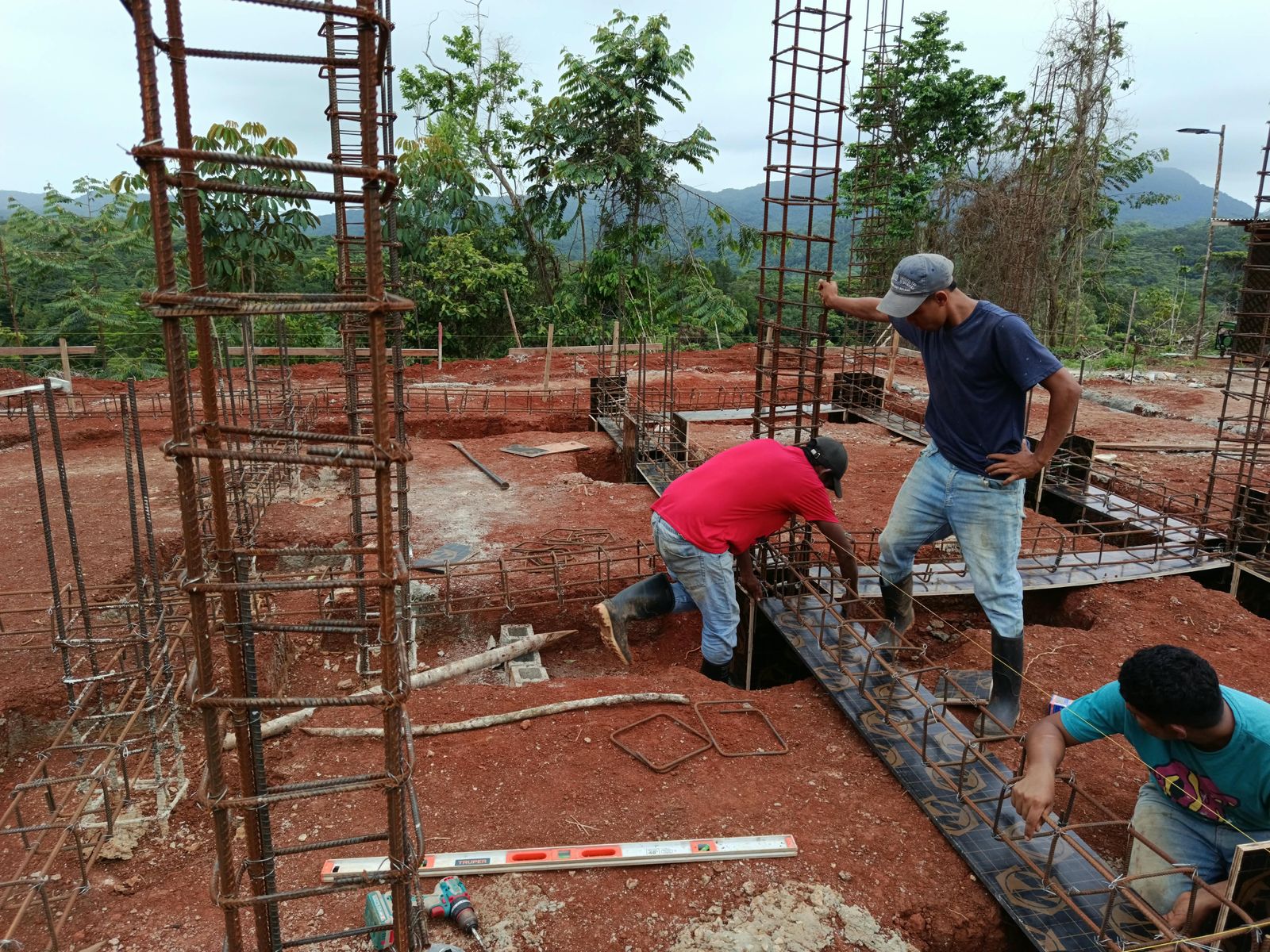 Concrete columns of Casa Principal under construction
